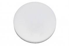 Weiße, runde Tablette auf weißem Hintergrund.