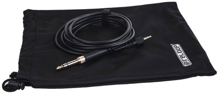Ein schwarzes Audiokabel mit 6,35 mm Klinkenstecker liegt auf einem schwarzen Stoffbeutel der Marke Reloop.