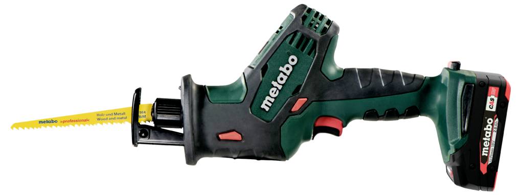 Metabo Akku-Säbelsäge mit einer gelben Sägeblatt, grün-schwarzem Gehäuse und Akku, entwickelt zum Schneiden verschiedener Materialien.