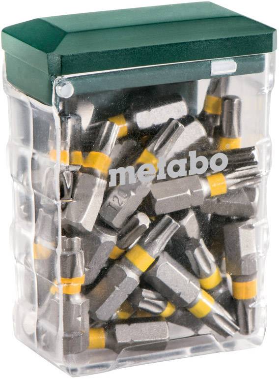 Eine transparente Kunststoffbox mit einem grünen Deckel, gefüllt mit zahlreichen Bitaufsätzen für Werkzeuge. Auf der Box steht 'metabo'.