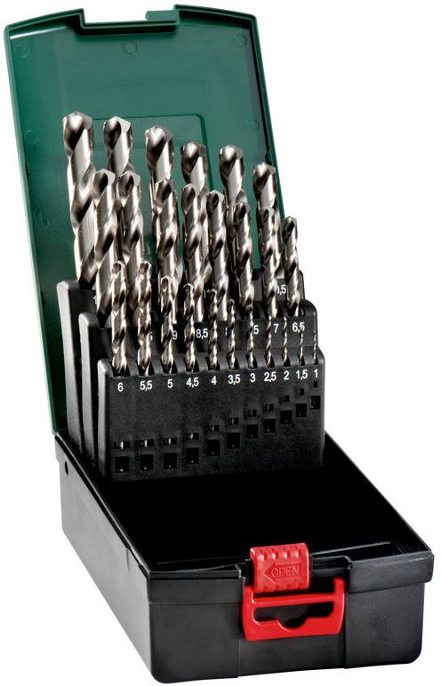 Bohrerset in schwarzem Kunststoffkoffer mit mehreren beschrifteten Metallbohrerflügeln, die nach Größe sortiert sind, und einer roten Verriegelung an der Vorderseite.