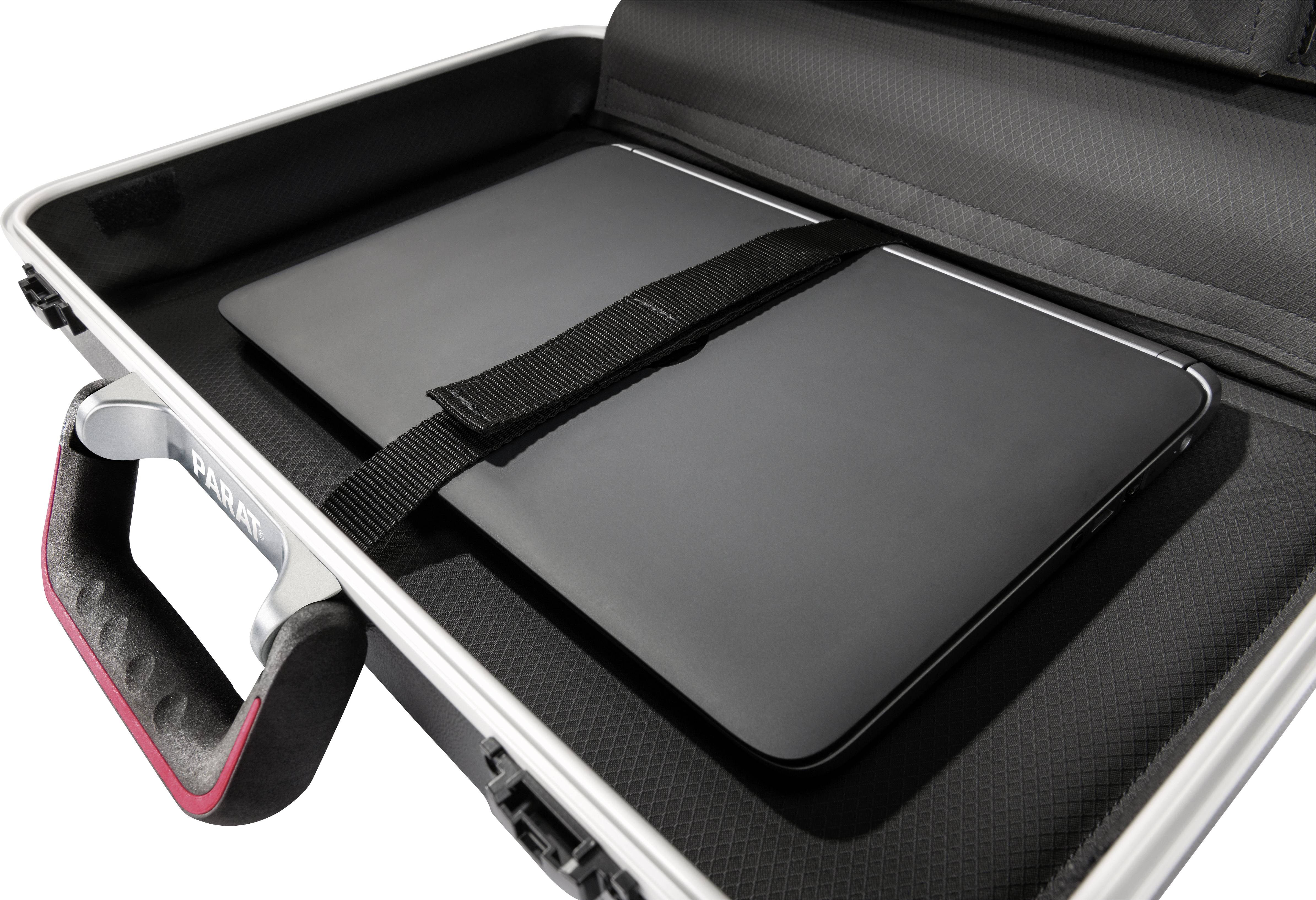 Ein Laptop liegt sicher in einem geöffneten Koffer, der mit einem schwarzen Gurt gesichert ist. Der Griff des Koffers zeigt 'PRATT'.