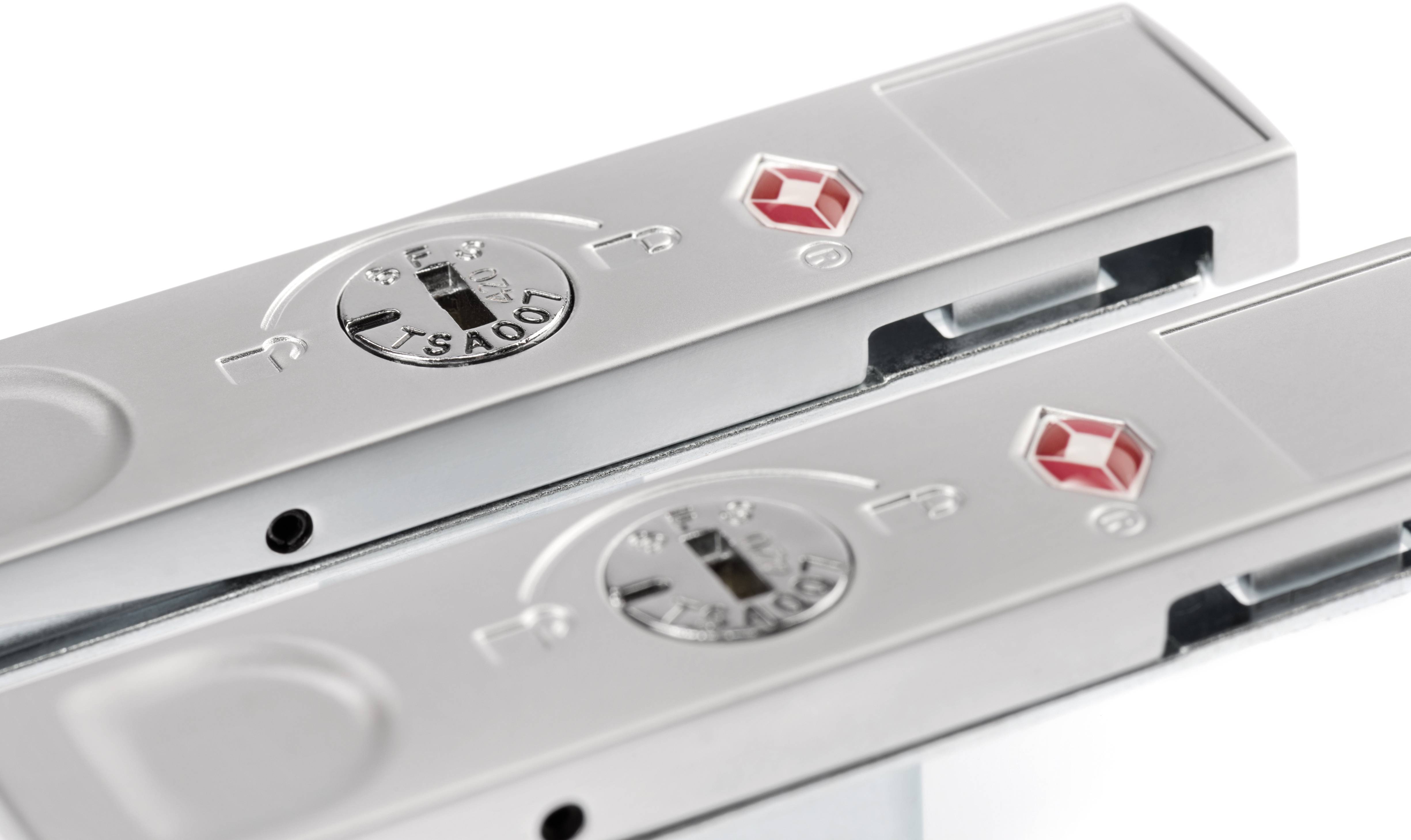 Zwei silberne Gepäckschlösser mit roten Diamantsymbolen und Zahlenrädern.