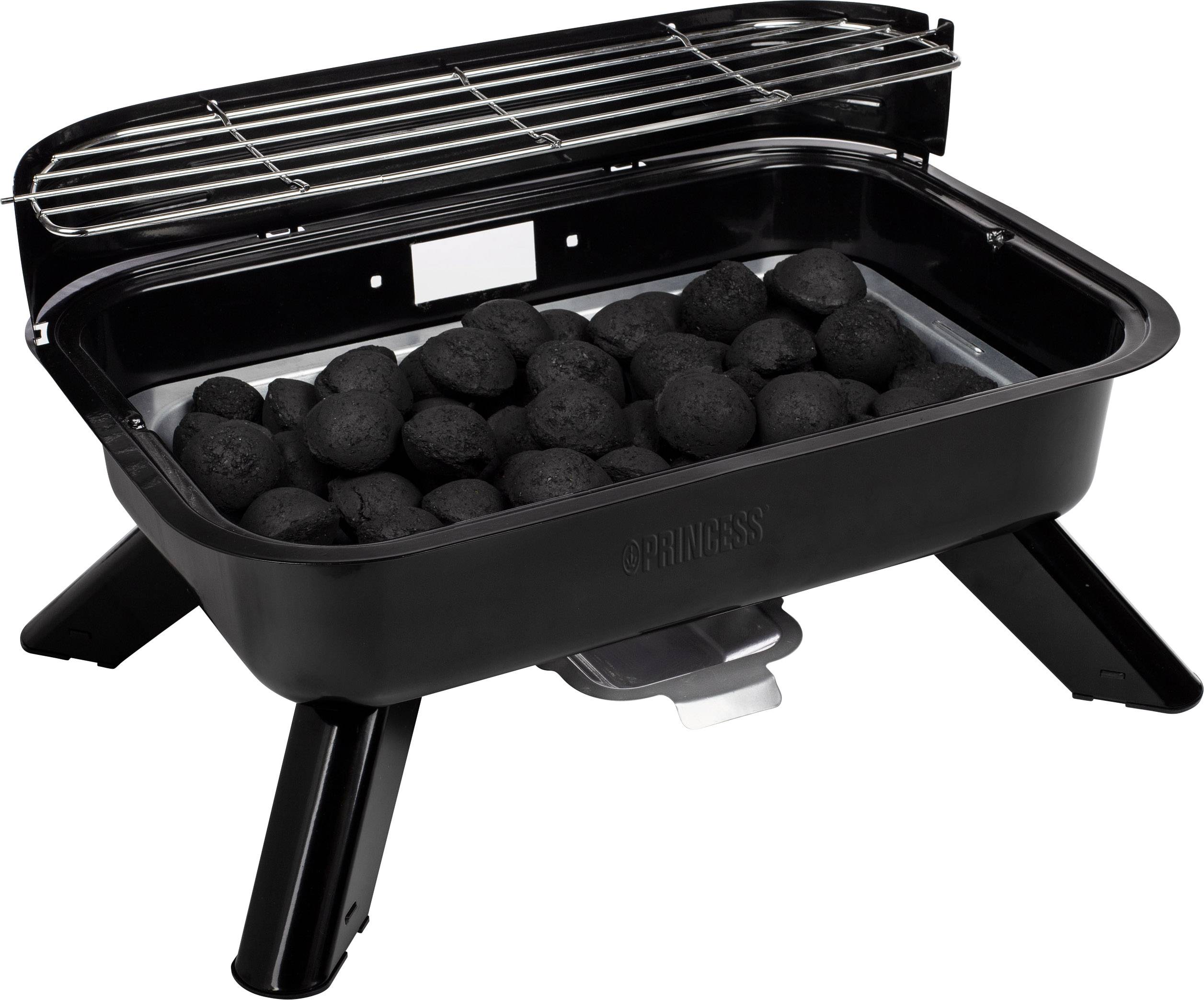 Ein tragbarer Holzkohlegrill mit geöffnetem Deckel, gefüllt mit Briketts, bereit zum Grillen. Der Grill steht auf kurzen Beinen.