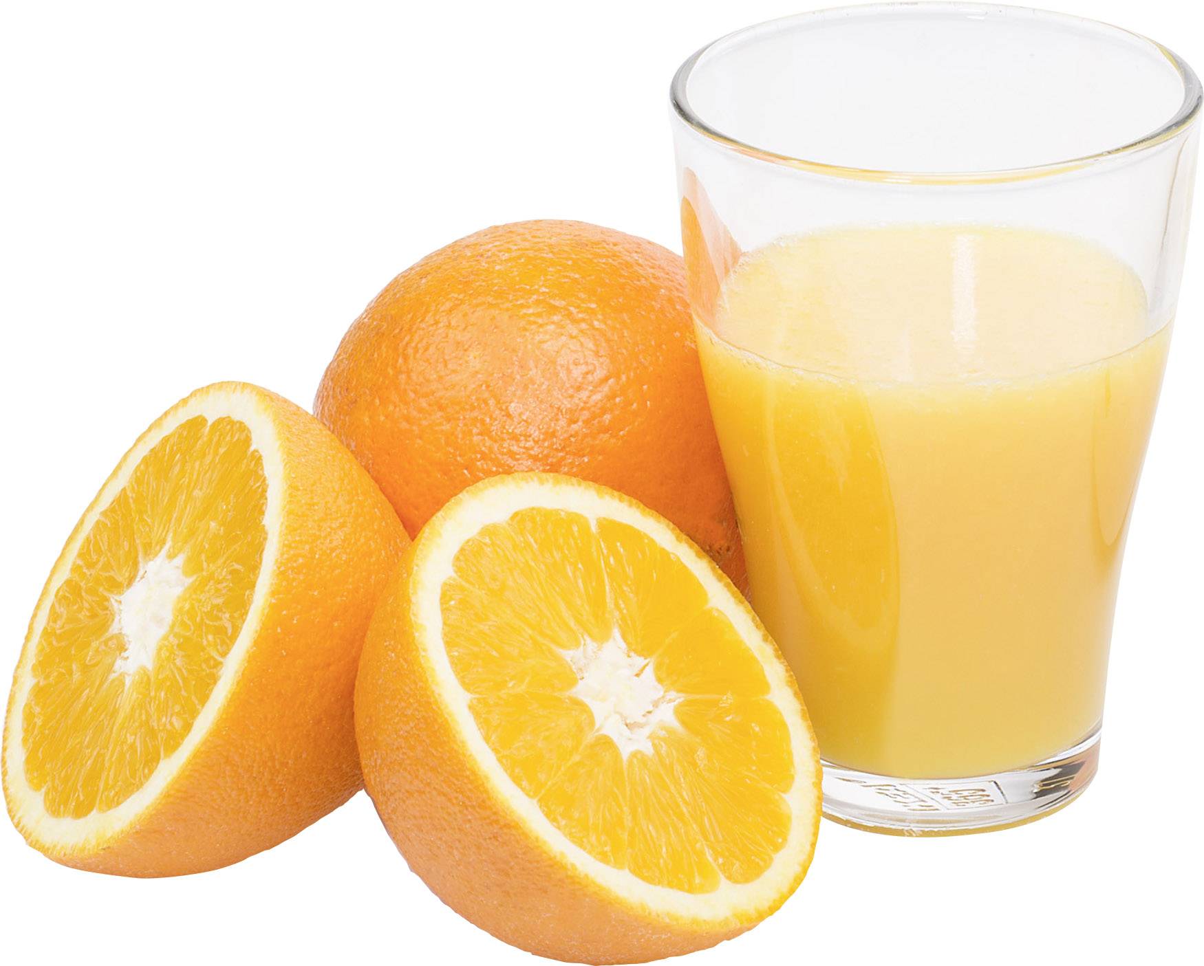 Ein Glas mit frischem Orangensaft steht neben einer ganzen Orange und zwei halbierten Orangen.