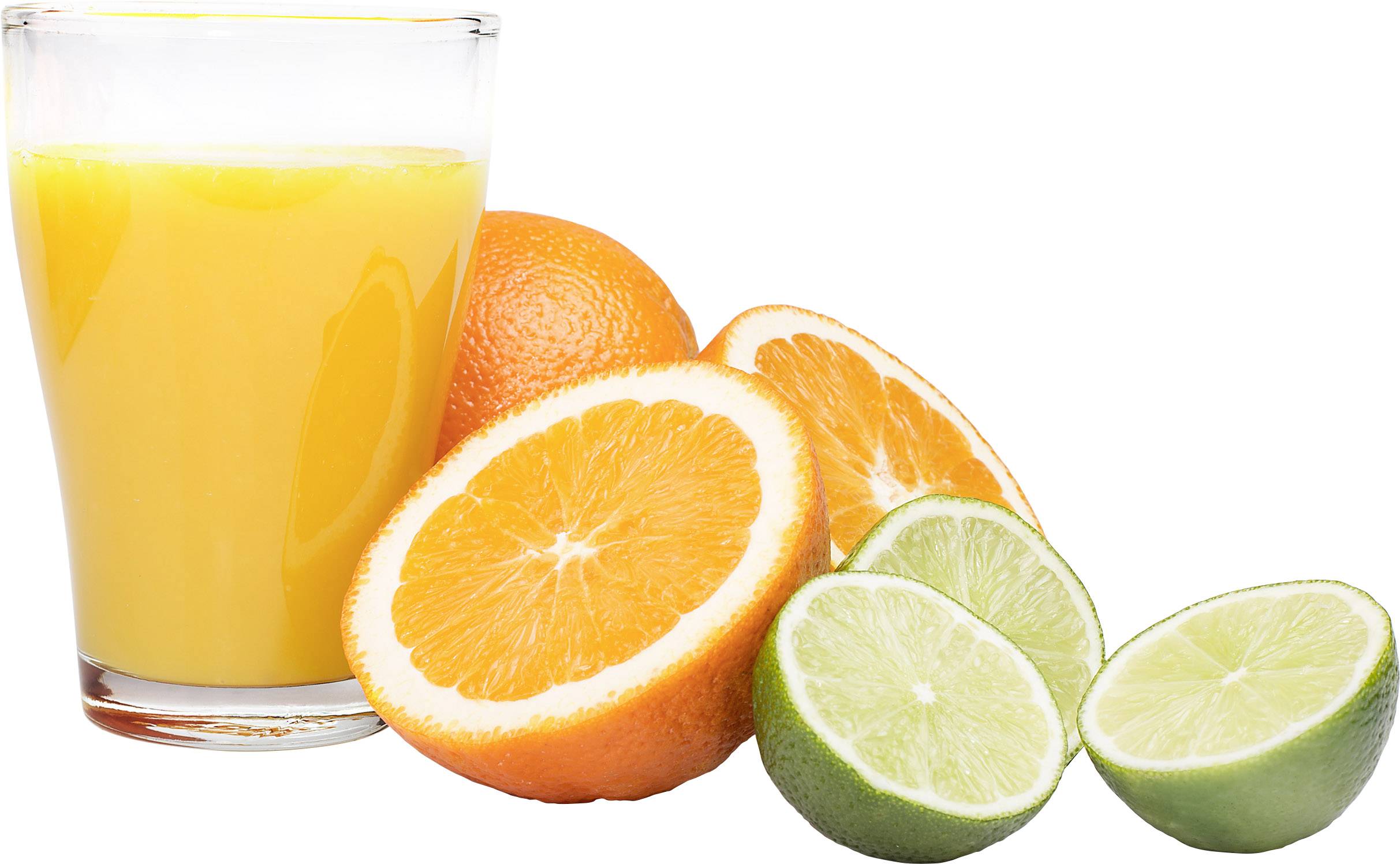 Ein Glas Orangensaft neben einer halben Orange und zwei halben Limetten, symbolisiert frische Zitrusfrüchte und gesunde Erfrischung.