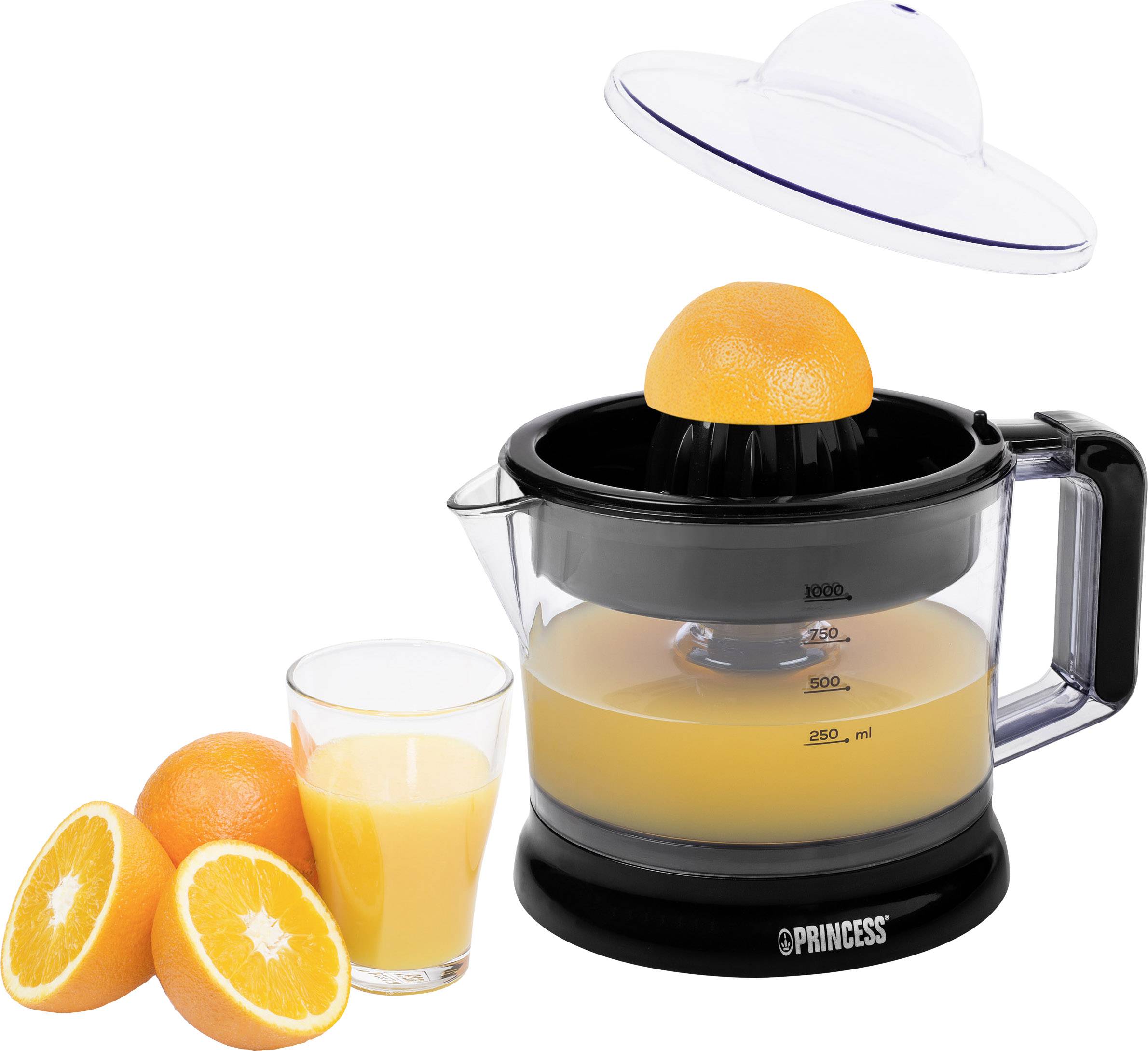 Elektrische Saftpresse mit einem Glas frisch gepresstem Orangensaft, halben Orangen und einer Orangenscheibe im Gerät.