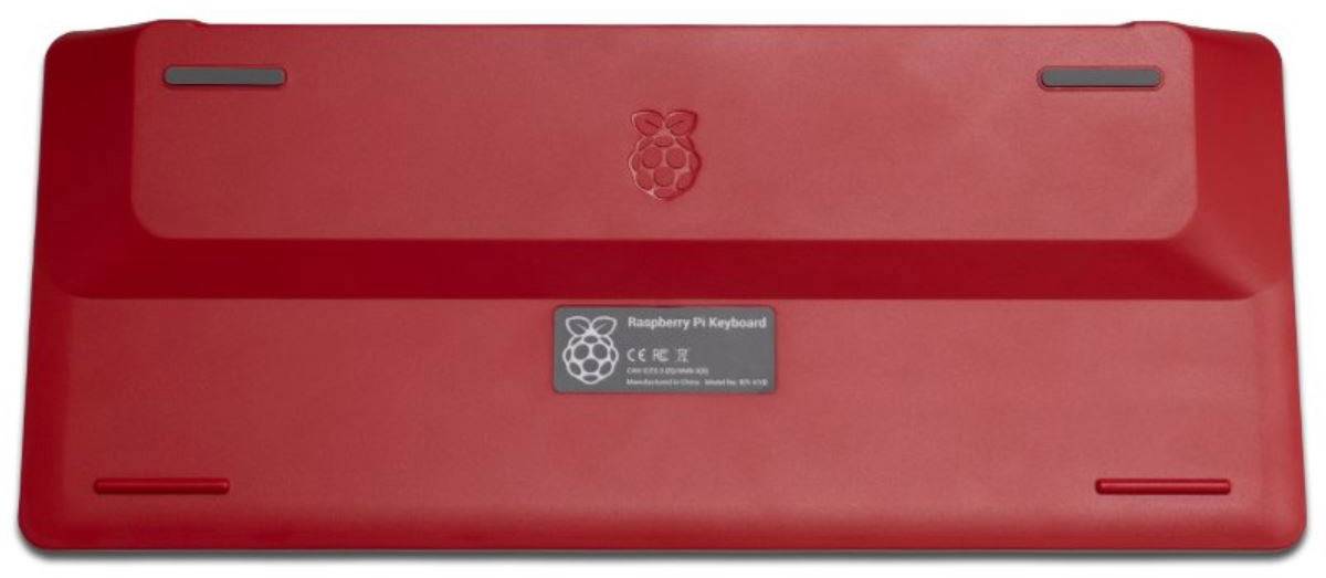 Rückseite einer roten Tastatur mit Raspberry Pi-Logo in der Mitte und Produktinformationen unten.