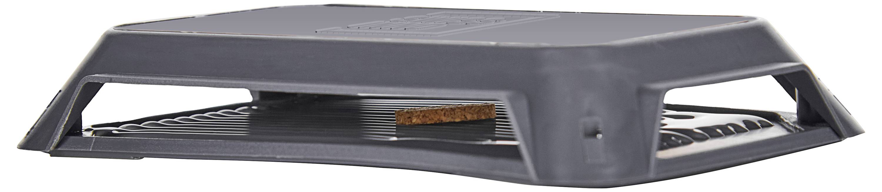 Eine schwarze, rechteckige Mausefalle mit offenem Boden und einer Holzplattform in der Mitte für den Köder.