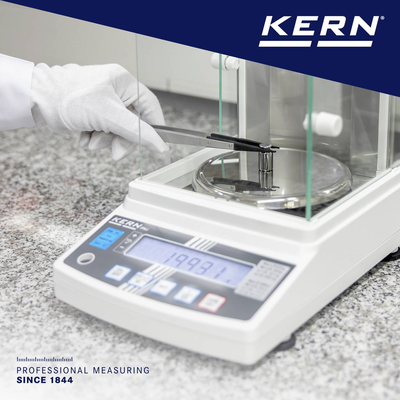 Digitale Waage zeigt 1999,7 Gramm an. Eine Person in Handschuhen nutzt die Waage im Labor. Oben steht 'KERN', unten 'PROFESSIONAL MEASURING SINCE 1844'.