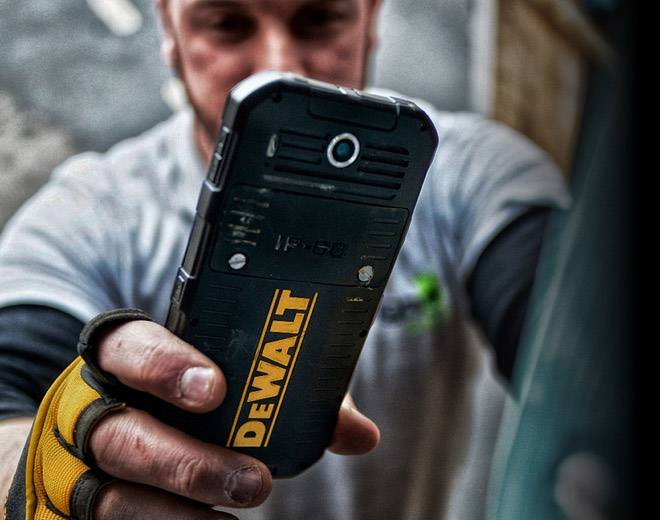 Dewalt Mobile MD501 16 GB 5 Zoll (12.7 cm) Dual-SIM MIL-STD-810G IP-68 13 Megapixel Schwarz