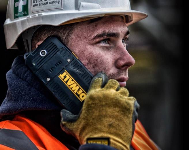 Dewalt Mobile MD501 16 GB 5 Zoll (12.7 cm) Dual-SIM MIL-STD-810G IP-68 13 Megapixel Schwarz