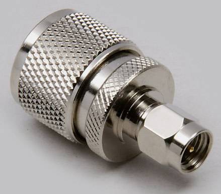 Metallischer Koaxialstecker, oft in Kommunikations- und Signalübertragungssystemen verwendet, vor grauem Hintergrund.