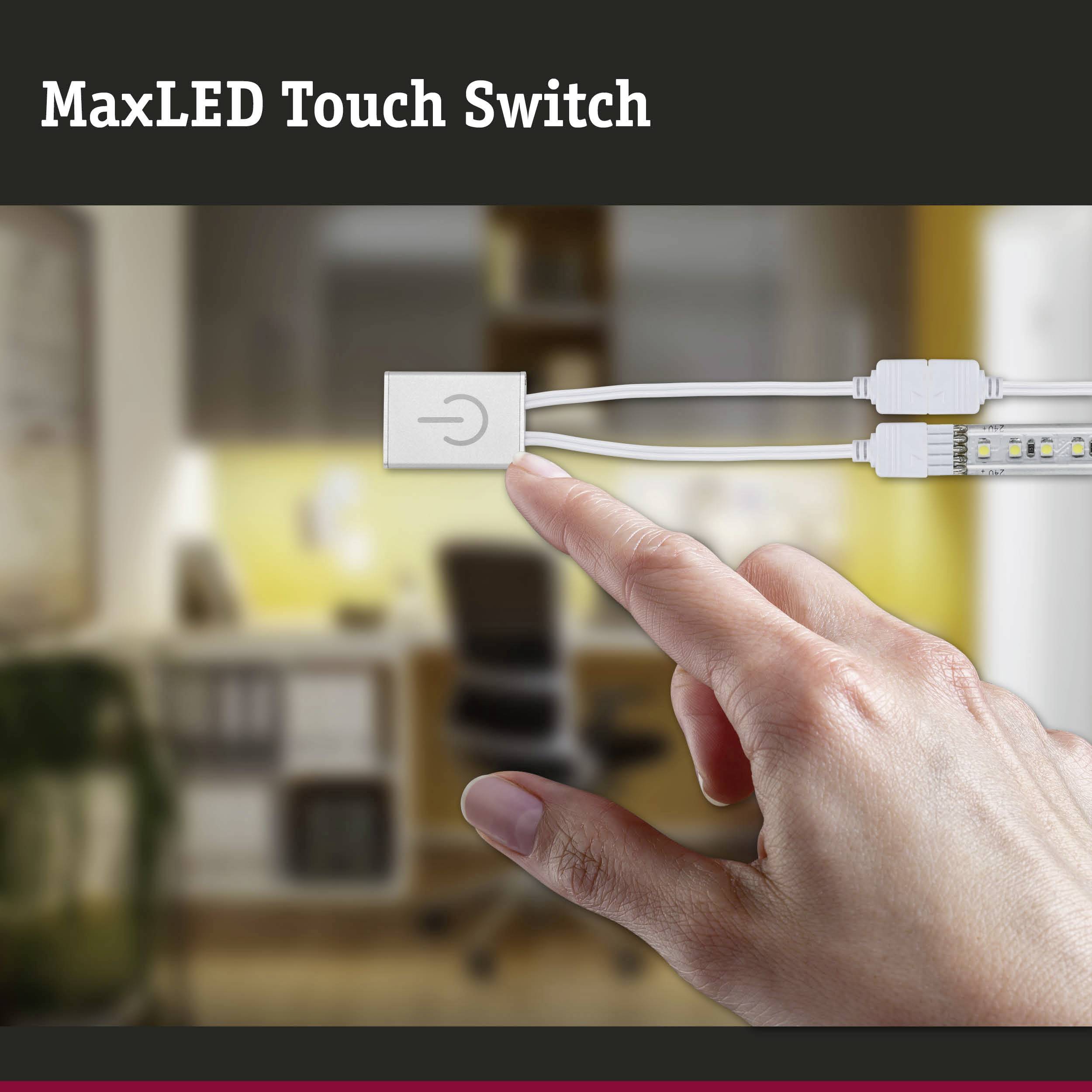 Eine Hand nähert sich einem 'MaxLED Touch Switch' vor einem unscharfen Hintergrund, der eine Küche zeigt.