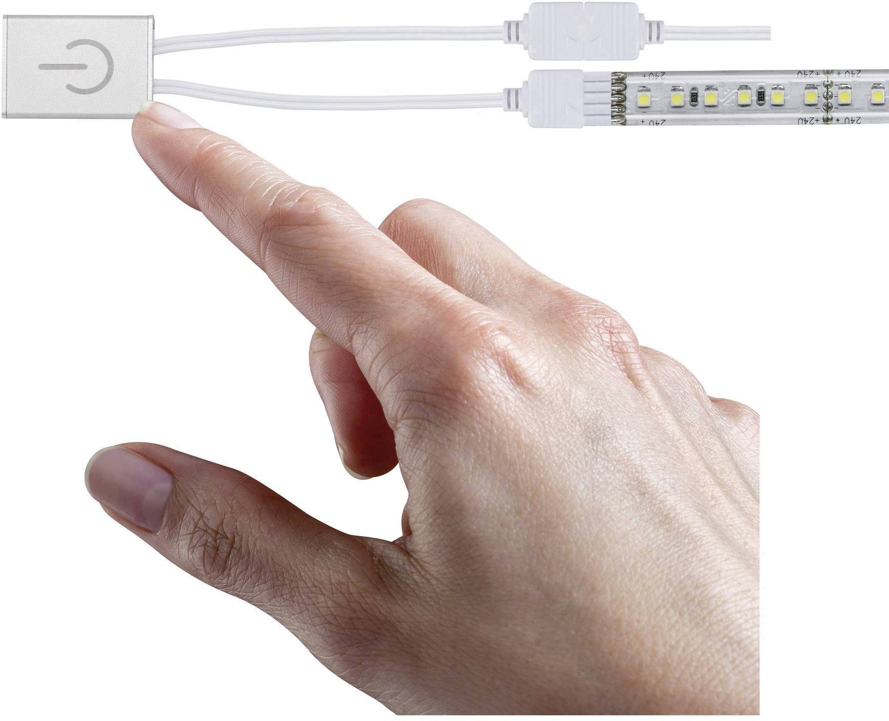 Hand berührt einen Touch-Schalter, der mit LED-Streifen verbunden ist.