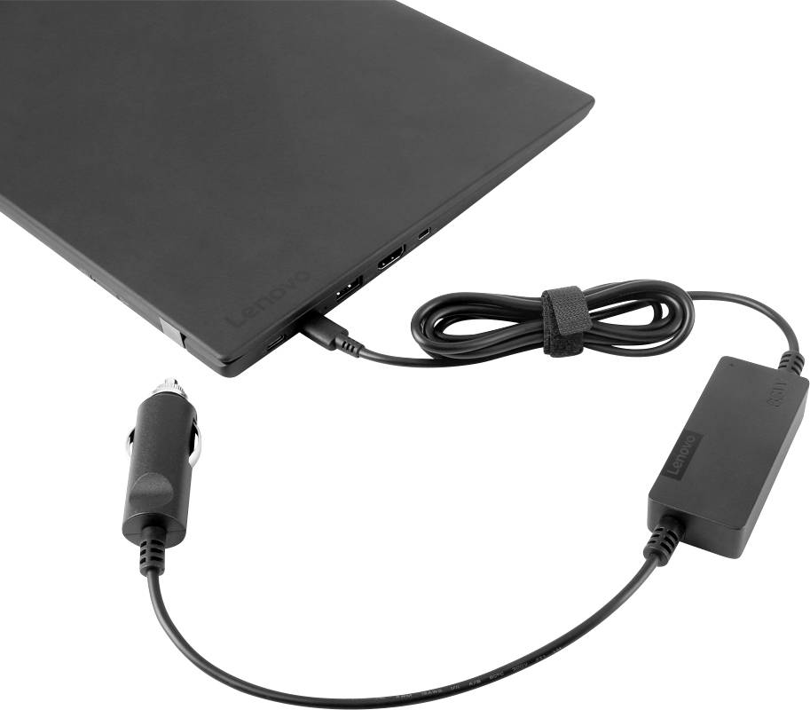 Ein schwarzes Notebook wird über ein spezielles Kabel mit einem Adapter an eine Stromquelle angeschlossen.