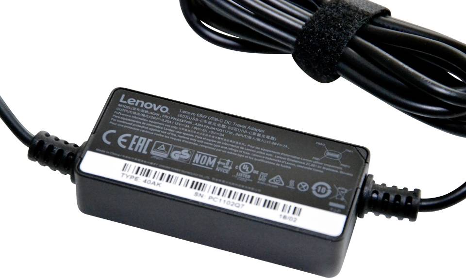 Lenovo Netzteil mit Kabel und einem schwarzen Etikett, das technische Spezifikationen und Zertifizierungen anzeigt.