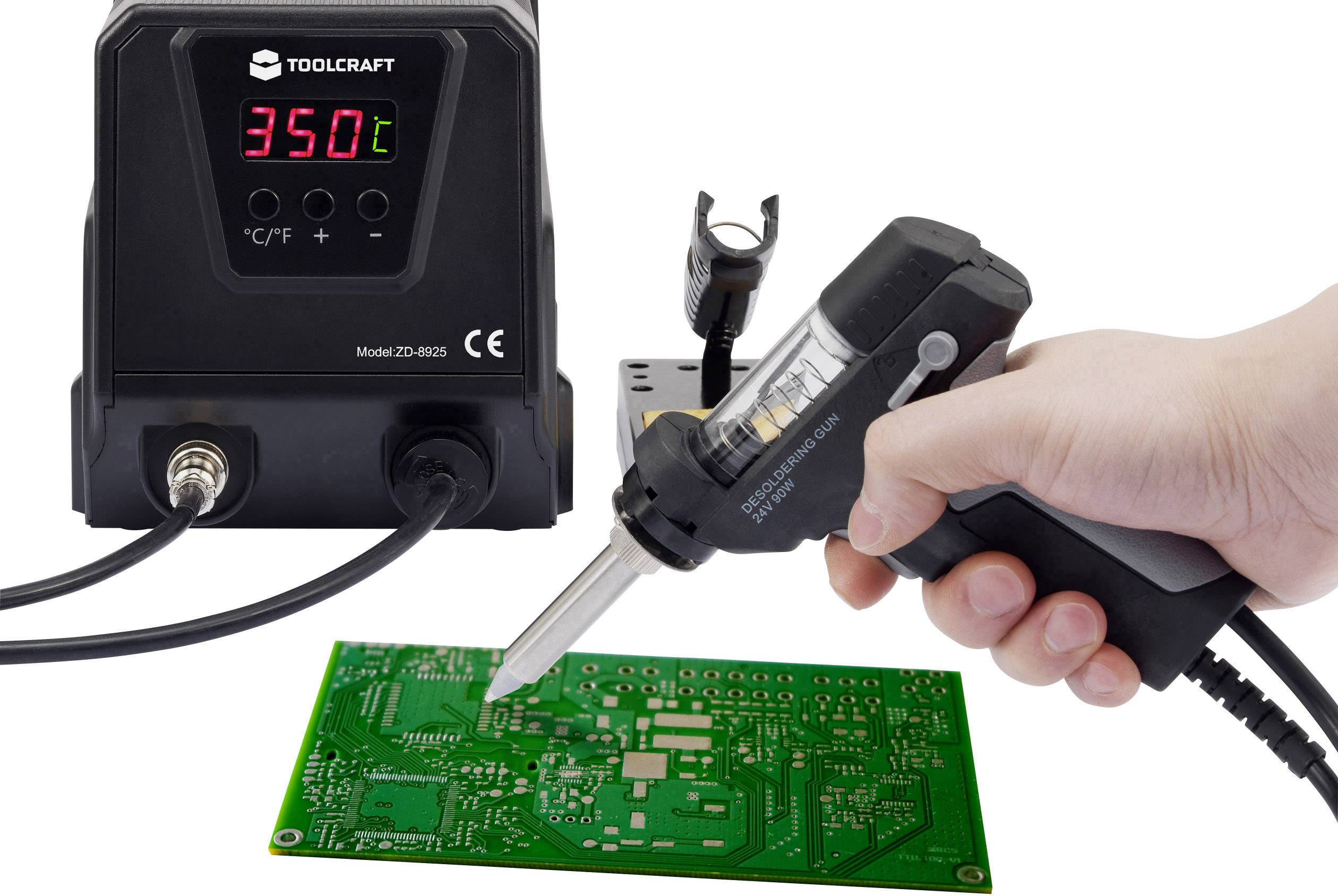 Eine Hand hält einen Lötkolben über eine Platine. Im Hintergrund zeigt eine digitale Anzeige eine Temperatur von 350°C.
