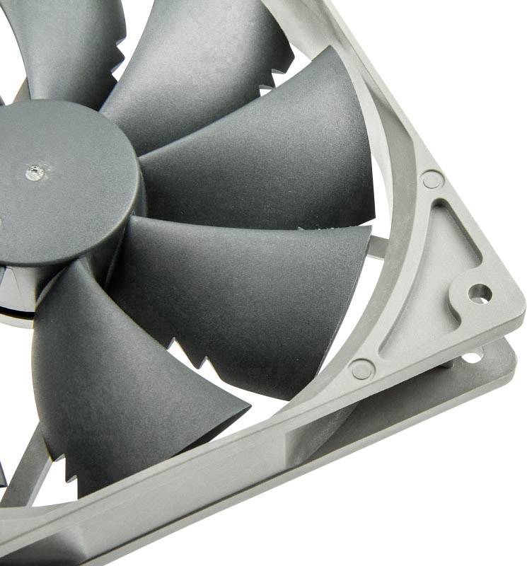 Nahaufnahme eines Computerlüfters mit grauen Flügeln und einem grauen Gehäuse, das zur Kühlung elektronischer Systeme verwendet wird.