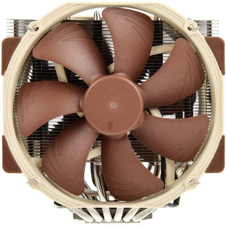 Ein großer Computer-CPU-Kühler mit einem braunen Lüfter in der Mitte, umgeben von kupferfarbenen Kühlrippen und silbernen Heatpipes.