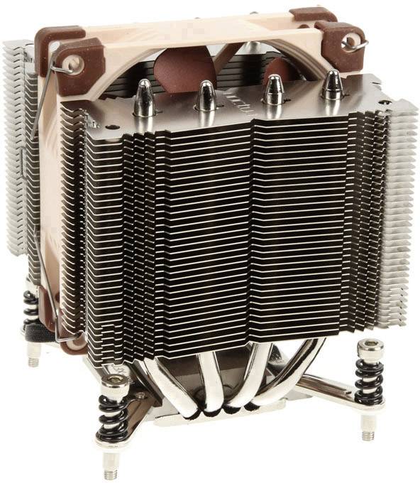 Ein CPU-Kühler mit zahlreichen Metalllamellen und mehreren Heatpipes für effiziente Wärmeabfuhr, auf einer Montagehalterung installiert.