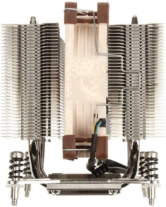 CPU-Kühlkörper mit zwei Türmen und einem Lüfter in der Mitte, befestigt an einem Metallrahmen.