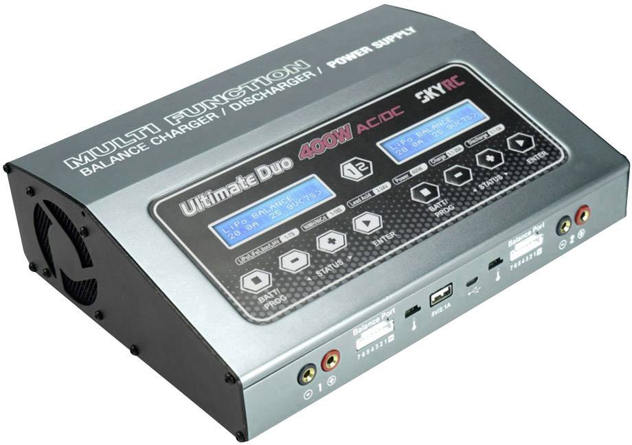 Ein Ladegerät mit digitaler Anzeige für RC-Akkus, zeigt mehrere Tasten und Anschlüsse. Schild 'Ultimate Duo 400W' vorne sichtbar.