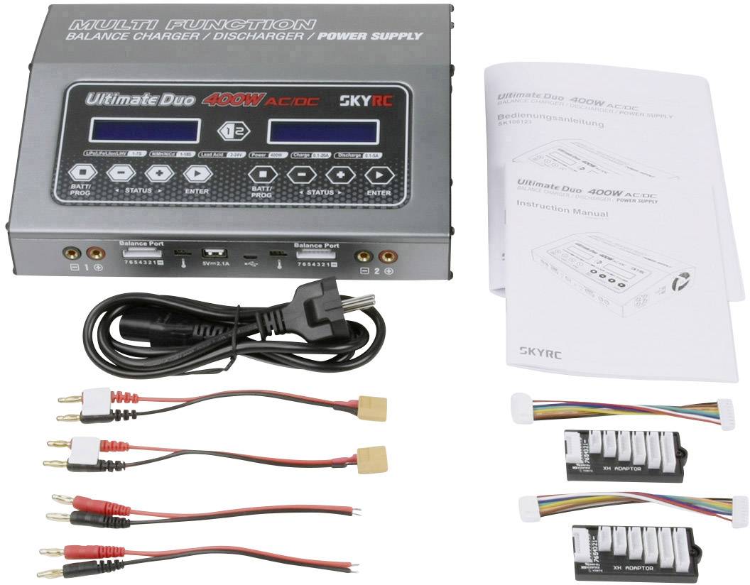 Ladegerät und Zubehör mit Anleitung. Mehrere Kabel und Adapter für Lade- und Entladefunktionen für RC-Geräte.