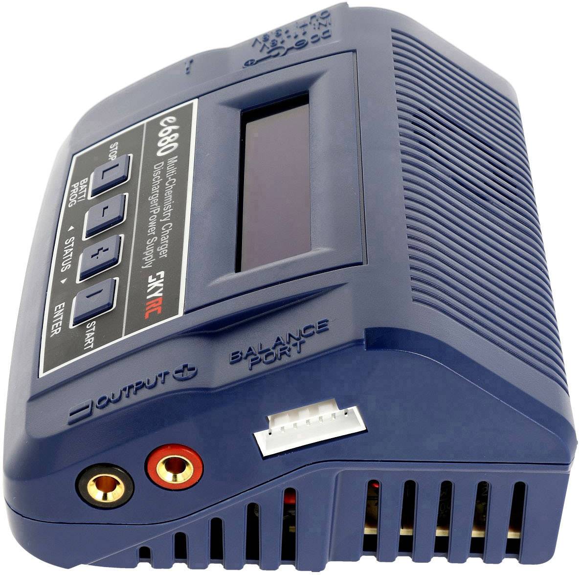 Ein blauer Batterielader mit digitalem Display und mehreren Anschlüssen, auf dem Tasten zur Steuerung erkennbar sind.