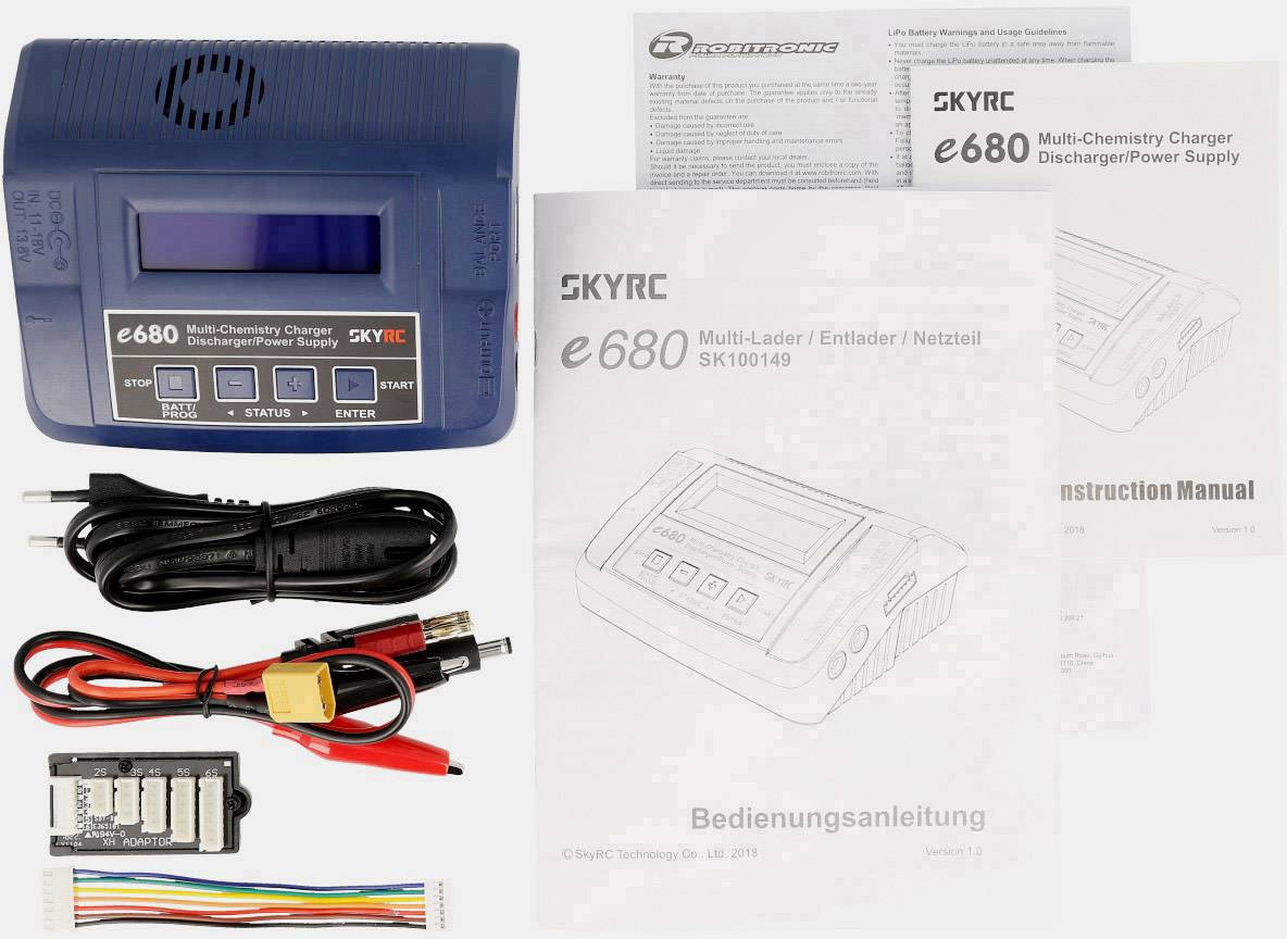 Ladegerät E680 mit Zubehör: Stromkabel, Verbindungskabel, Balancer-Board. Beiliegend sind Anleitungen auf Englisch und Deutsch.