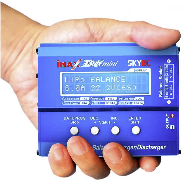 Hand hält blaues iMax B6 mini Ladegerät mit Displayanzeige: LiPo BALANCE, 6.0A, 22.2V (6S).