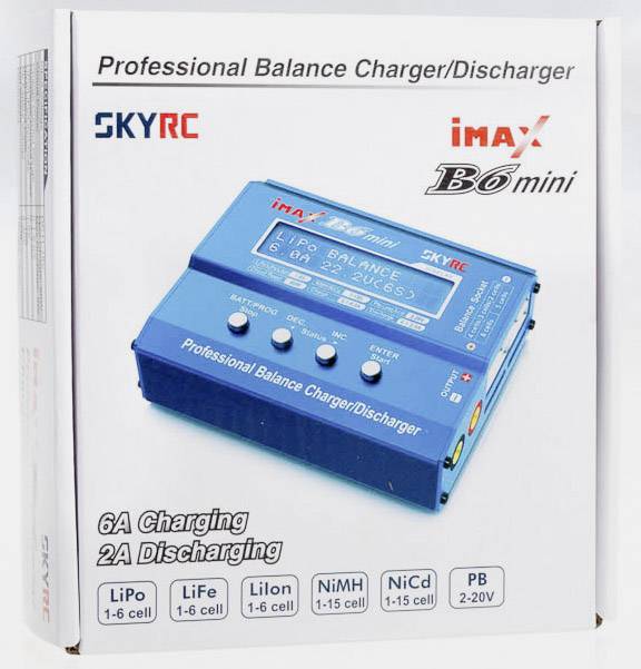 Blauer, professioneller Balance-Ladegerät/Entlader iMax B6 mini auf weißer Verpackung. Unterstützt verschiedene Batterietypen.