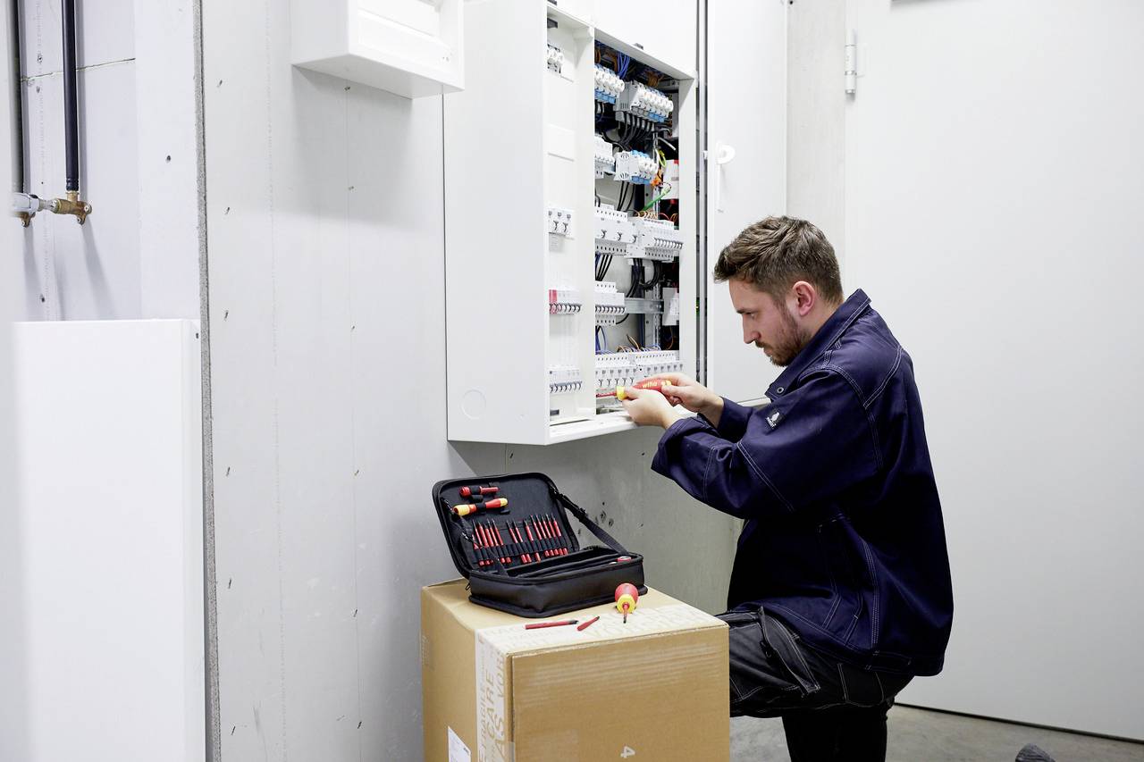 Wiha 43465 Elektriker, Handwerker, Lehrlinge, Profi, VDE Werkzeugkoffer bestückt 32teilig (L x B x H) 245 x 170 x 77 mm