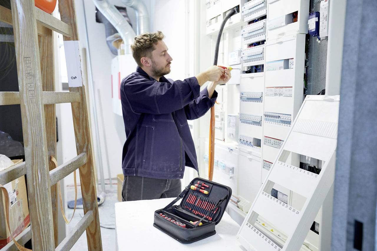 Wiha 43465 Elektriker, Handwerker, Lehrlinge, Profi, VDE Werkzeugkoffer bestückt 32teilig (L x B x H) 245 x 170 x 77 mm