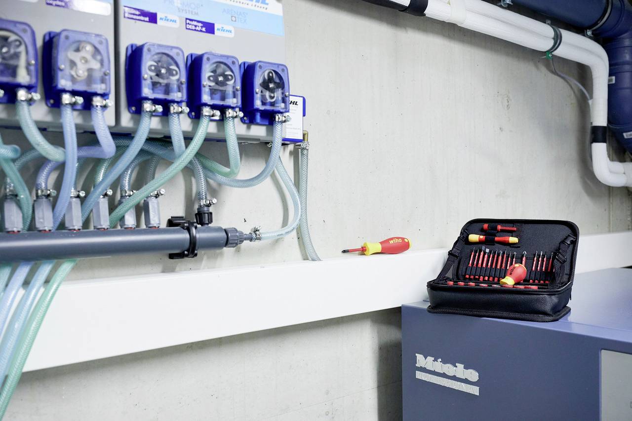 Wiha 43465 Elektriker, Handwerker, Lehrlinge, Profi, VDE Werkzeugkoffer bestückt 32teilig (L x B x H) 245 x 170 x 77 mm