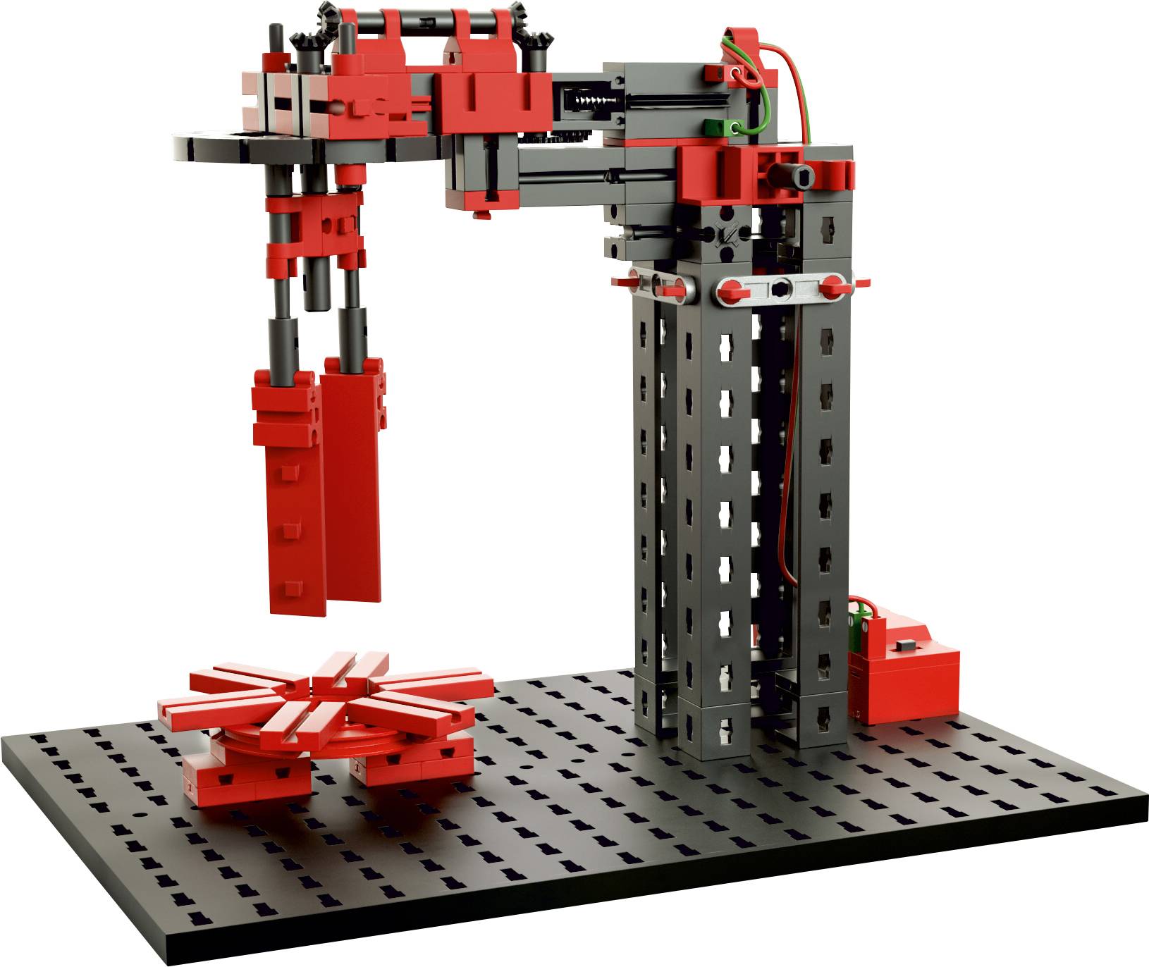 Ein Roboterarm aus Bauklötzen hebt einen roten Block an. Er steht auf einer schwarzen Lochplatte. Der Arm scheint programmierbar.