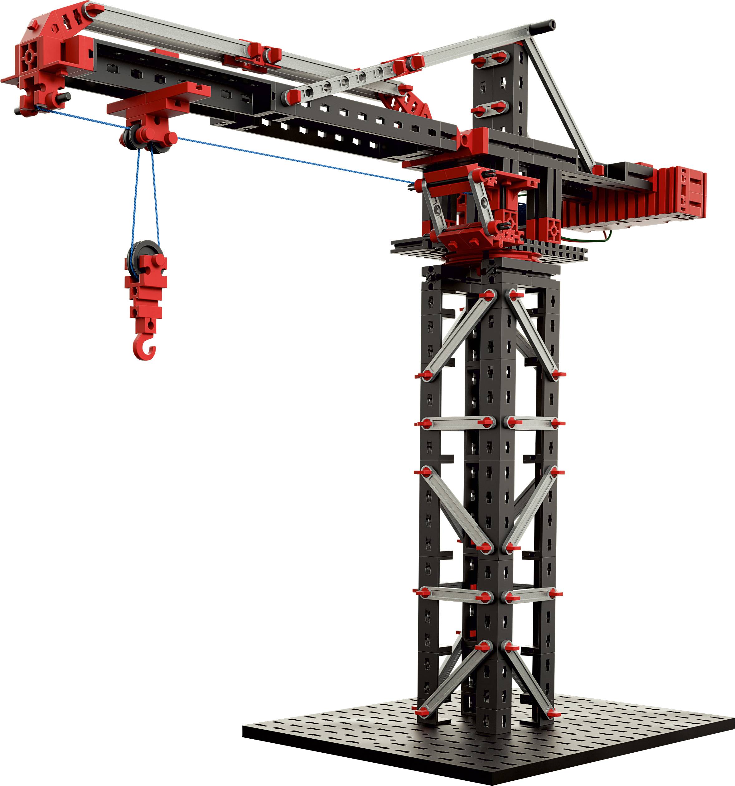 Ein Modellbaukran aus roten und schwarzen Bauteilen steht auf einem rechteckigen Sockel. Der Kran hat einen langen Ausleger mit einem Haken.
