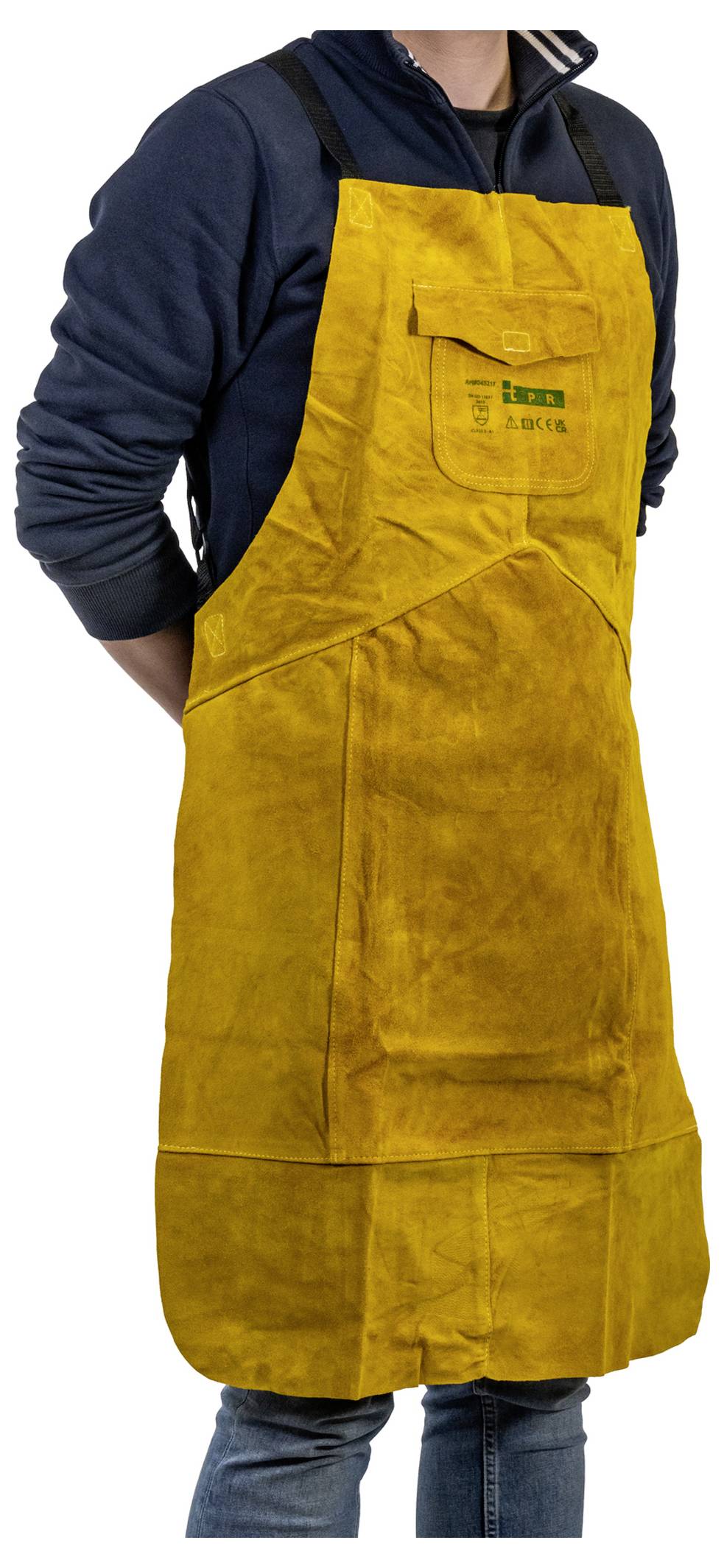 Person trägt eine gelbe Arbeitsschürze über einem dunkelblauen Hoodie und Jeans, fotografiert von der Brust bis zu den Knien vor weißem Hintergrund.