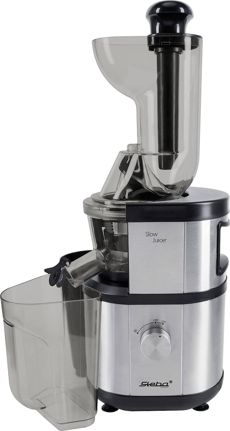 Ein silberner Slow Juicer mit schwarzem Deckel und großem Einfüllschacht. Ein Behälter zum Auffangen von Saft ist seitlich angebracht.