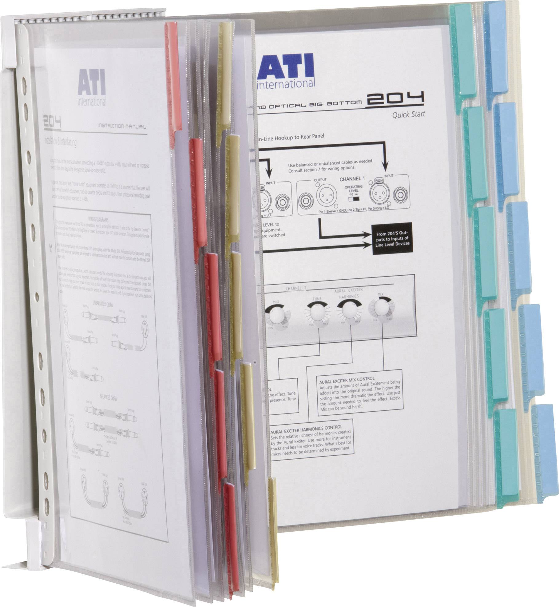 Ein offenes Ordnersystem mit mehreren transparenten Hüllen, jede mit einem Blatt Papier darin. Registerkarten in verschiedenen Farben ordnen die Hüllen.