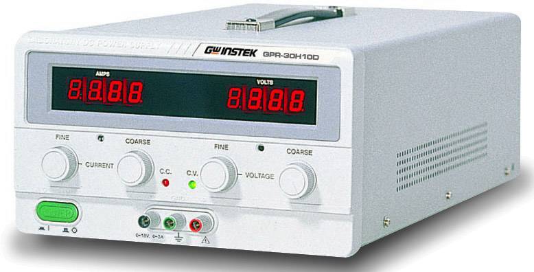 Ein silbernes Labornetzgerät mit digitaler Anzeige für Strom und Spannung. Es hat Drehregler für präzise Einstellungen.