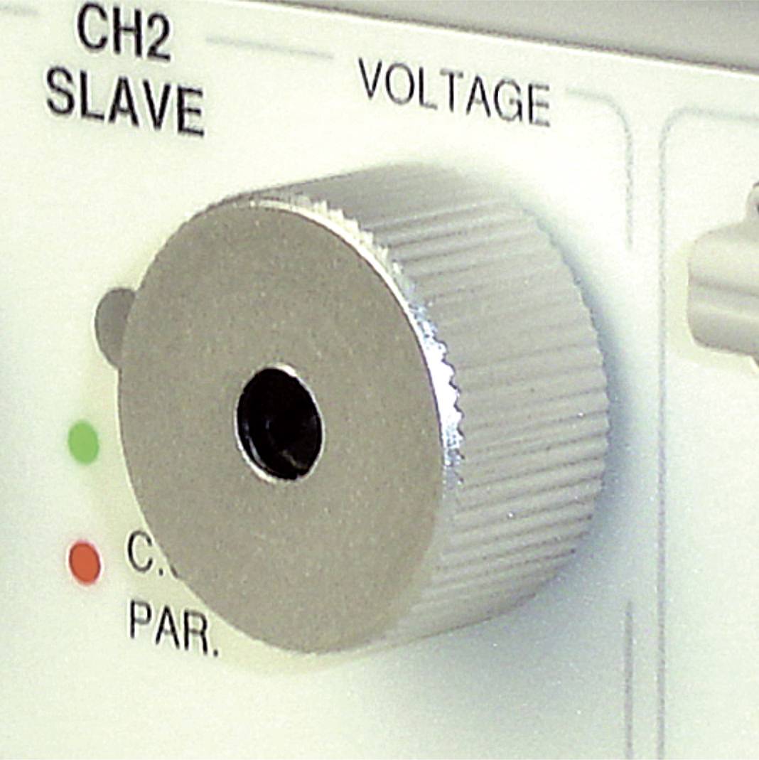 Nahaufnahme eines Drehreglers an einem elektronischen Gerät mit Beschriftungen 'CH2 SLAVE', 'VOLTAGE' und LEDs daneben.