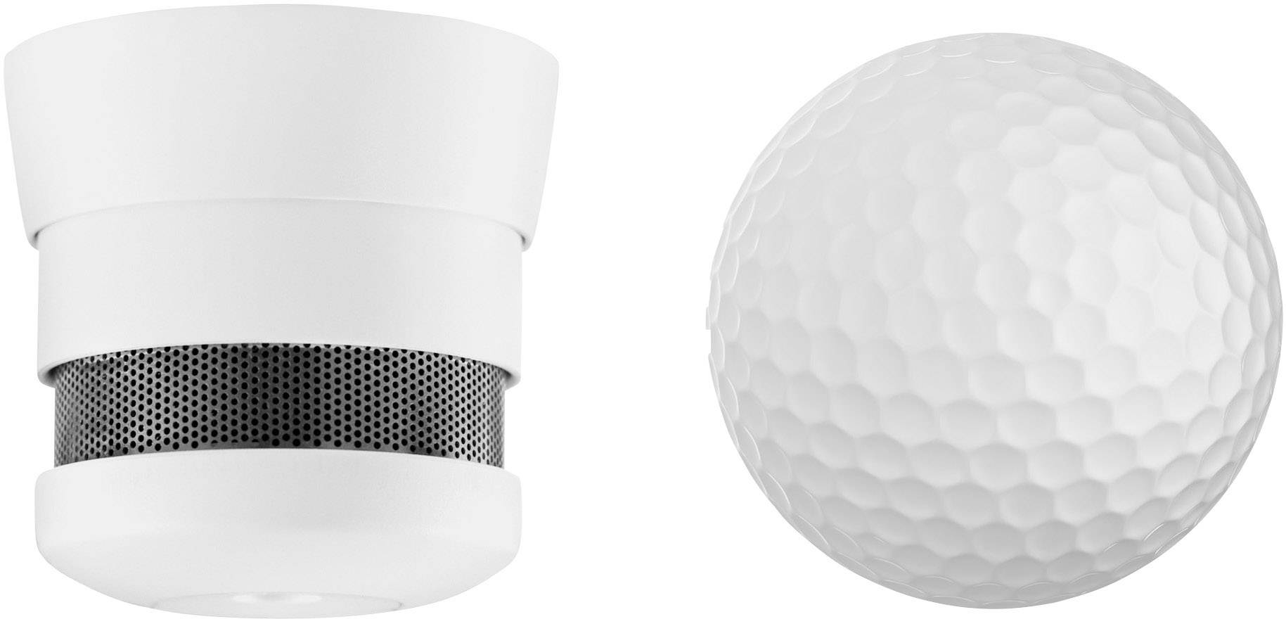 Ein Rauchmelder links und ein Golfball rechts, beide in Nahaufnahme. Der Rauchmelder hat ein modernes Design mit schwarzem Gitter.