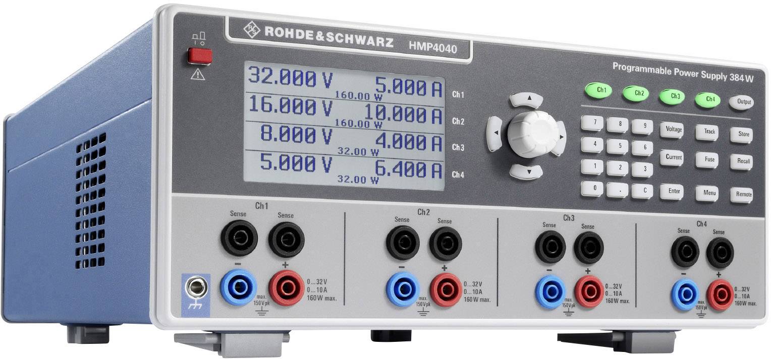 Das Bild zeigt ein programmierbares Netzgerät von Rohde & Schwarz, Modell HMP4040, mit digitalen Anzeigen für Spannung (V) und Stromstärke (A) auf vier Ausgängen.