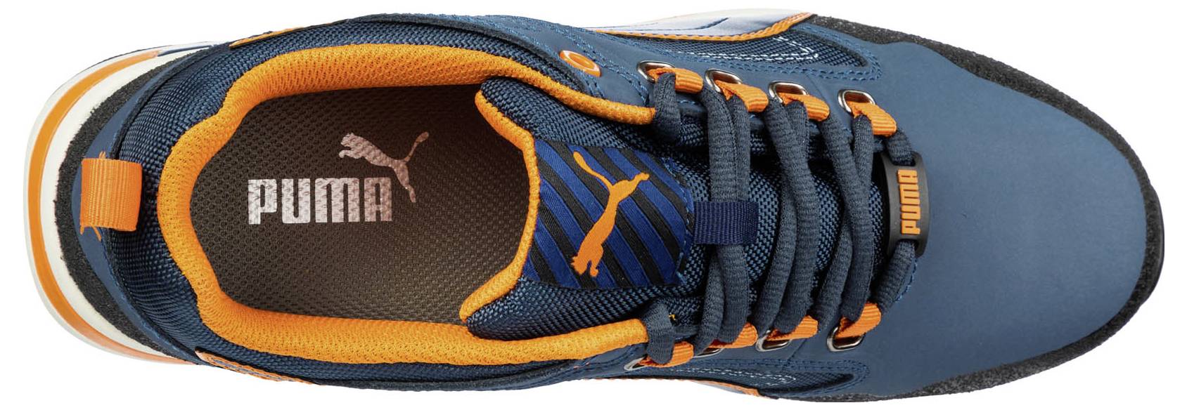 Blauer Sneaker von oben mit orangefarbenen Akzenten, Puma-Logo auf der Innensohle, sportliches Design.
