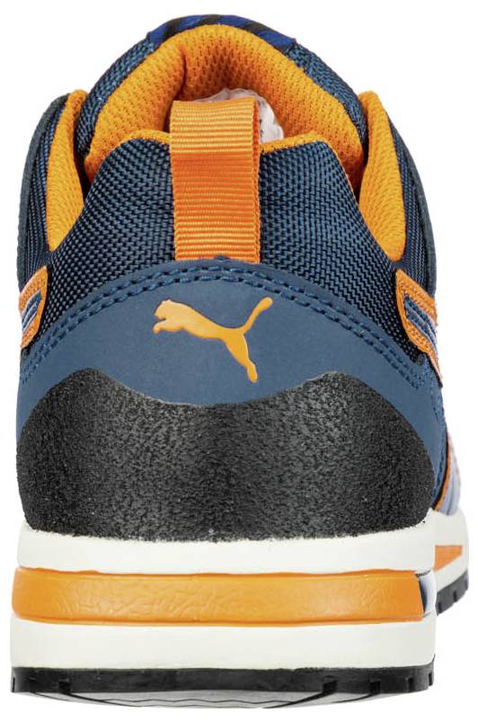 Ein Sportschuh von hinten in Blau und Orange, mit einem Puma-Logo auf der Ferse.