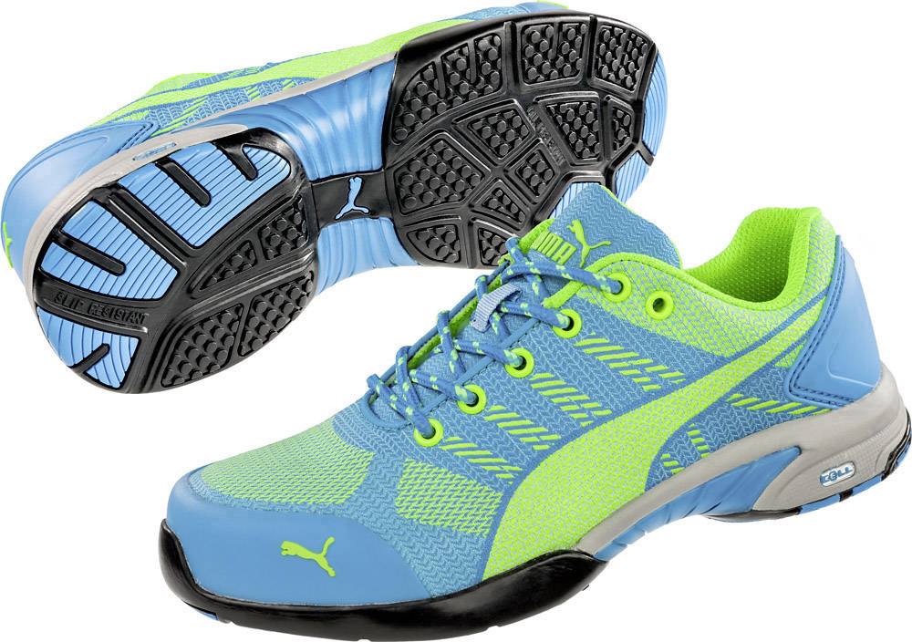 Zwei blaue Sportschuhe mit neon-grünen Details und Sohlenprofil, präsentiert von oben und unten. Ideal für sportliche Aktivitäten.