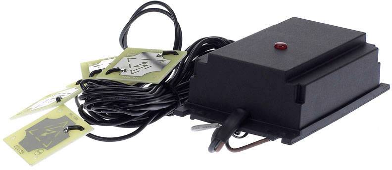 Ein schwarzes elektrisches Gerät mit mehreren Kabeln und daran befestigten gelben Etiketten mit Blitzsymbolen.