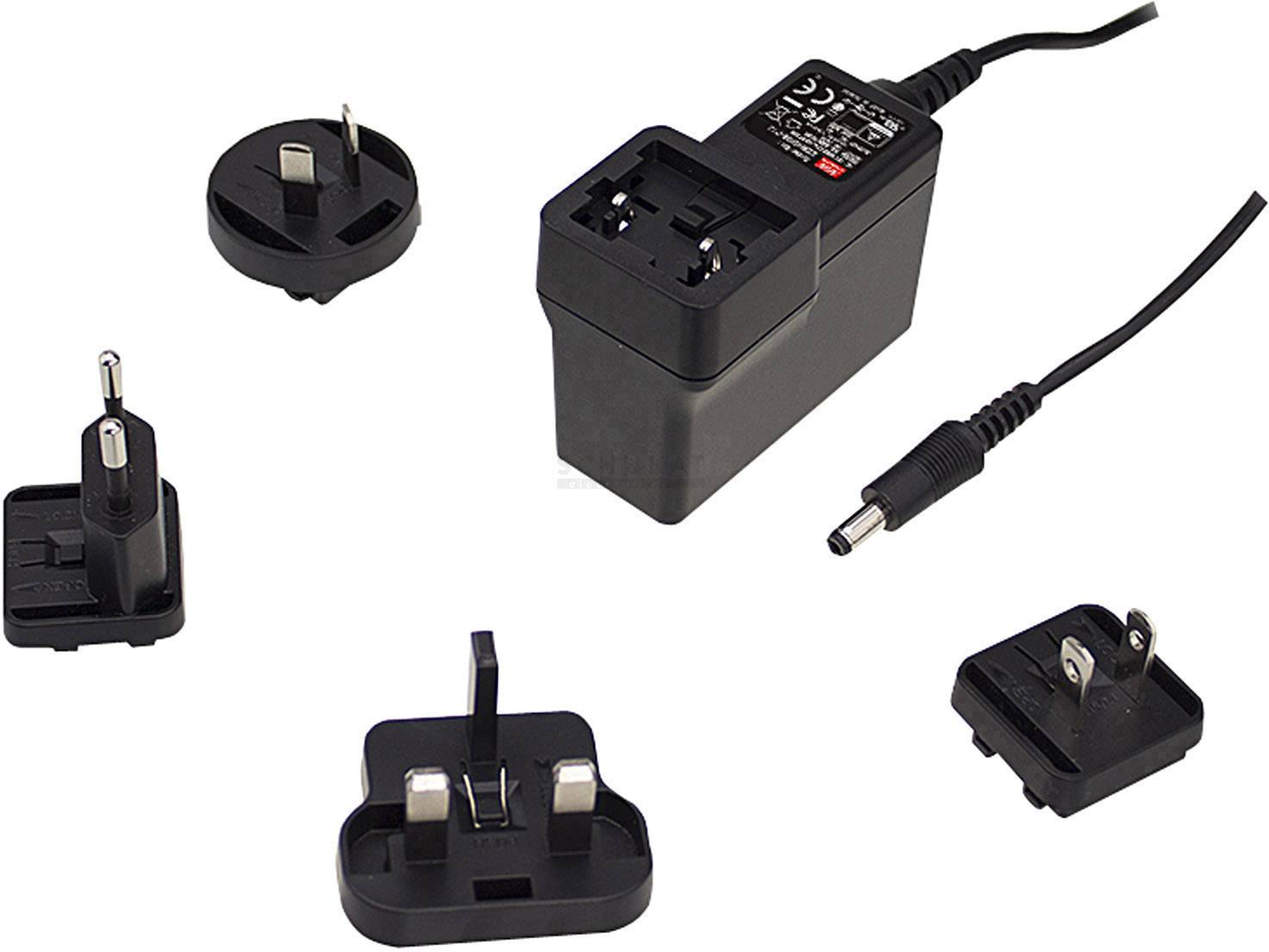 Ein Universal-Netzteil mit verschiedenen Steckadaptern für internationale Nutzung; Adapter zeigen unterschiedliche Steckertypen.