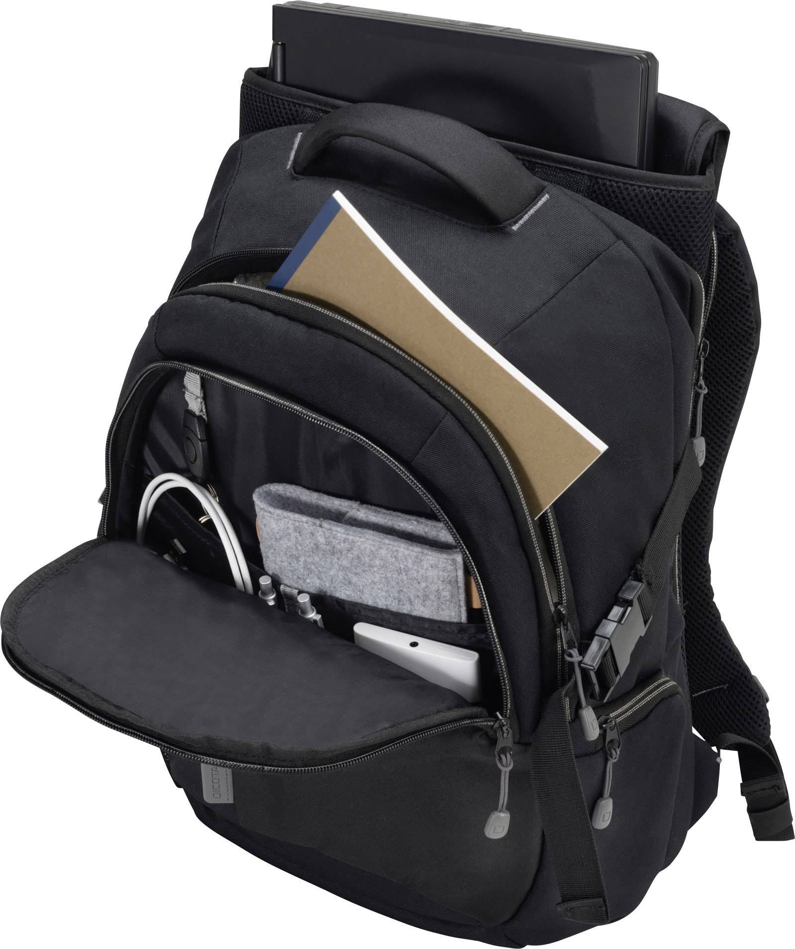 Schwarzer Laptop-Rucksack mit mehreren Fächern und offenem Reißverschluss, zeigt Dokumente, Kabel und ein Smartphone im Inneren.